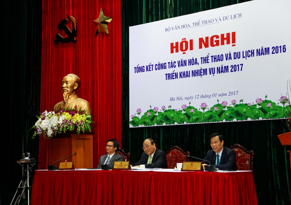 Thủ tướng: Kiên quyết đẩy lùi cái xấu, cái lạc hậu... - 1 Thủ tướng Nguyễn Xuân Phúc, Phó Thủ tướng Vũ Đức Đam và Bộ trưởng Nguyễn Ngọc Thiện chủ trì Hội nghị tổng kết công tác văn hoá, thể thao, du lịch sáng 12/1. Ảnh: HN.