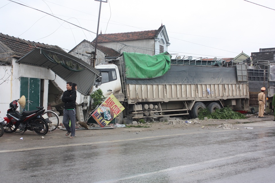 Cán chết 1 người đi bộ, xe tải tiếp tục đâm sập 2 nhà dân - 1
Hiện trường vụ tai nạn chiếc xe tải đâm sập nhà dân sau khi tông chết người đi bộ.