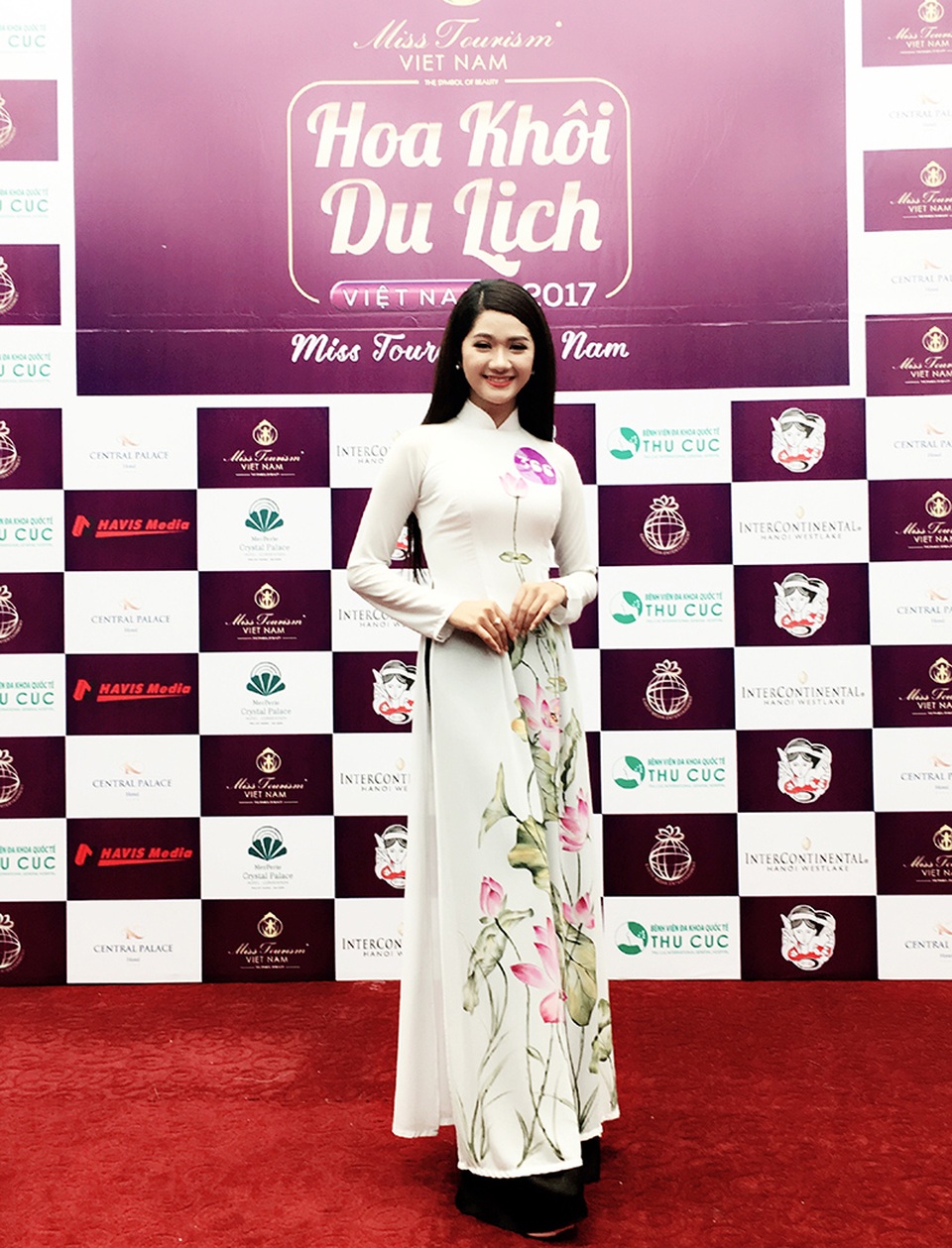 Thiếu nữ Việt "sinh ra để mặc áo dài" - 19 Hà Thị Thảo mặc áo dài tham gia các cuộc thi người đẹp tạo được ấn tượng tốt với BGK và khán giả.