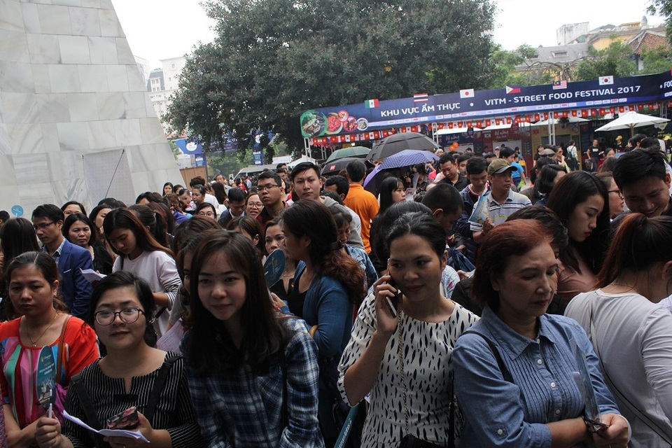 Hàng đoàn người dân xếp hàng từ sớm để săn vé máy bay giá rẻ và các tour du lịch hấp dẫn