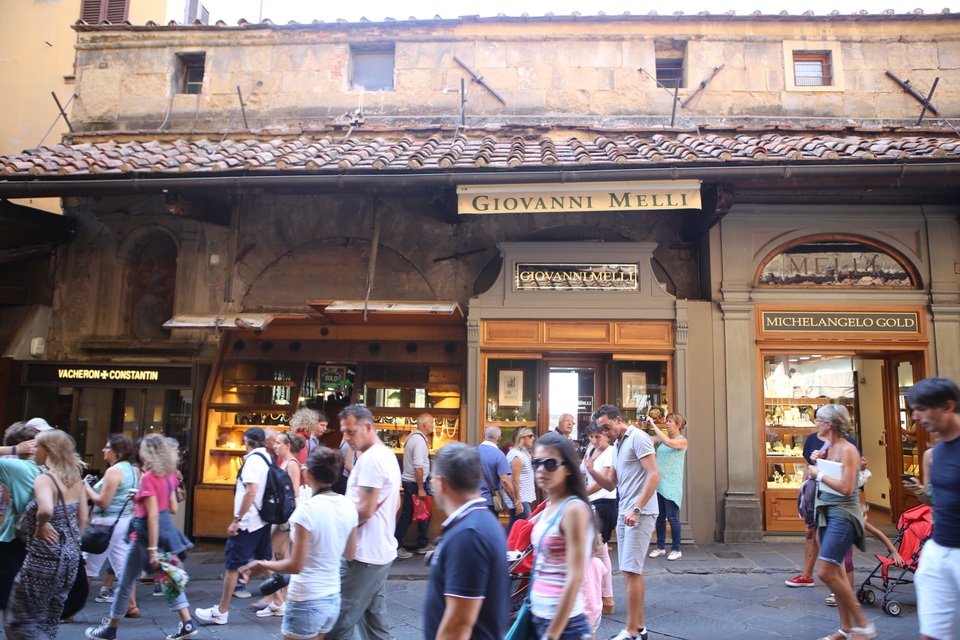 Những ngày đẹp trời ở Florence - 2
Ponte Vecchino ngập tràn khách du lịch