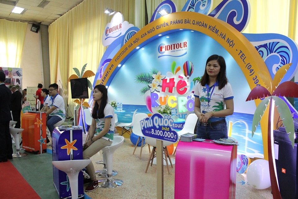 Các gian hàng tham gia hội chợ được trang trí bắt mắt, thu hút khách tham quan.