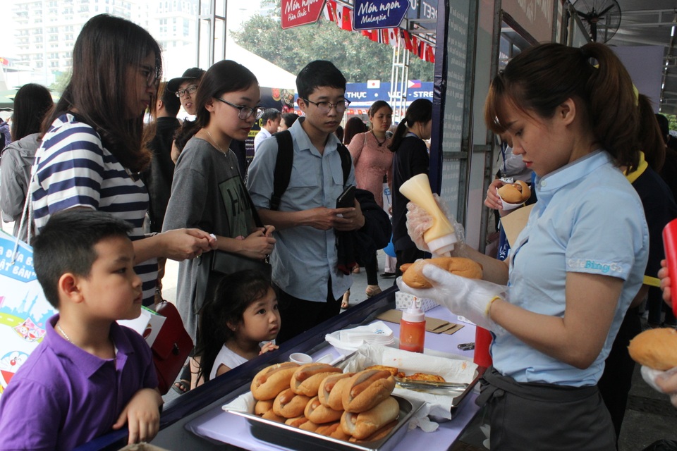 Đặc biệt, lần đầu tiên liên hoan ẩm thực đường phố quốc tế được tổ chức tạo nên điểm nhấn cho Hội chợ VITM 2017. Với 20 gian hàng ẩm thực quy tụ các đầu bếp nổi tiềng của nhiều quốc gia như: Thái Lan, Singapore, Malaysia, Indonesia, Phillippines, Lào, Campuchia, Myanmar, Nhật, Hàn Quốc, Ấn Độ, Pakistan và Đài Loan… sự kiện đã góp phần không nhỏ tôn vinh, quảng bá những nét độc đáo, tinh hoa văn hóa của các quốc gia, đồng thời thúc đẩy quan hệ hợp tác giữa Việt Nam và các nước trong khu vực.