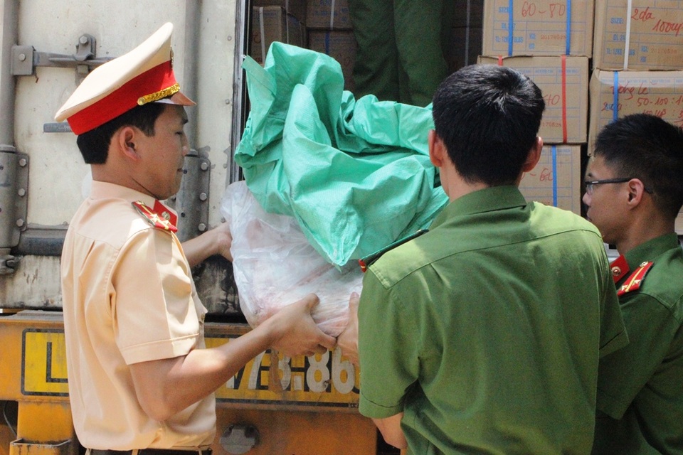 Bắt hơn 2 tấn thực phẩm bẩn được “ngụy trang” trong hàng đông lạnh sạch - 1 Cơ quan chức năng tiến hành bốc dỡ số thực phẩm bẩn được ngụy trang trong số hàng hóa có giấy tờ