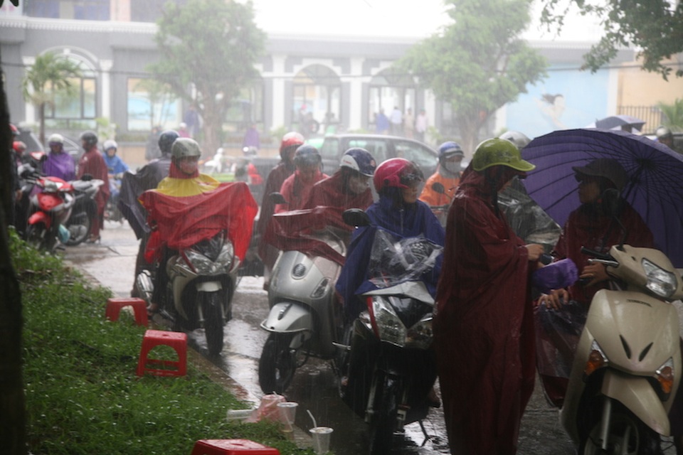 Bên ngoài nhiều phụ huynh khá sốt ruột vì con mình