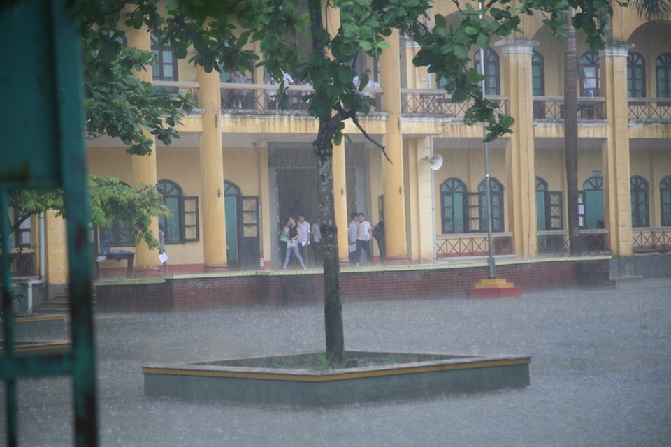 Những thí sinh hoàn thành sớm cũng bị giữ lại bởi cơn mưa nặng hạt