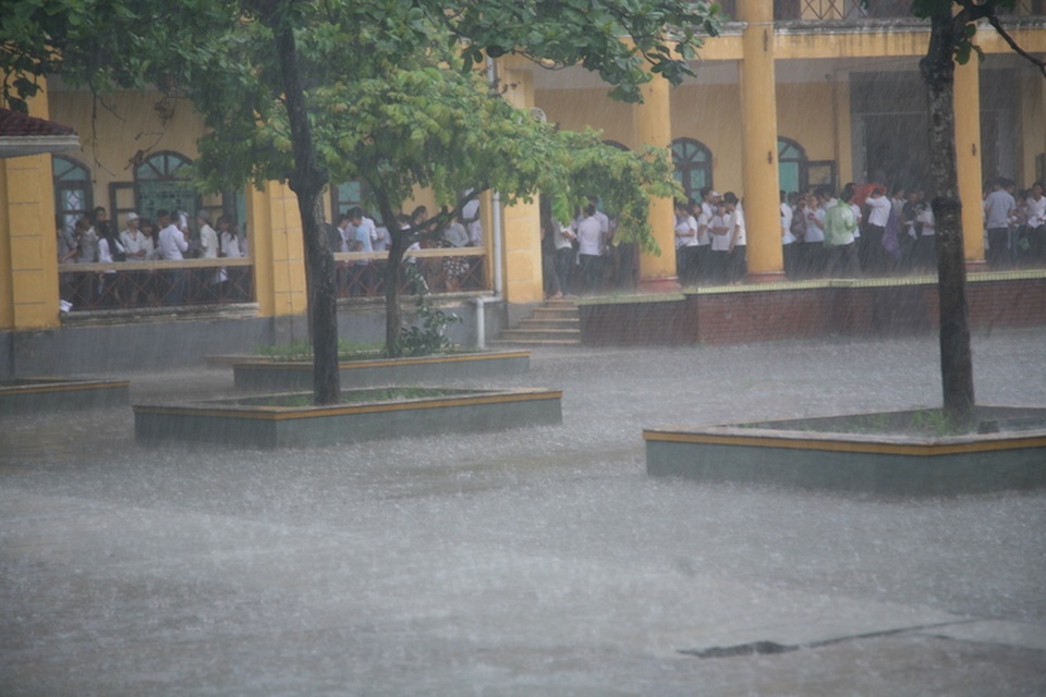 Sau khi tiếng trống trường điểm, các thí sinh ra hành lang đứng bàn về việc làm bài thi