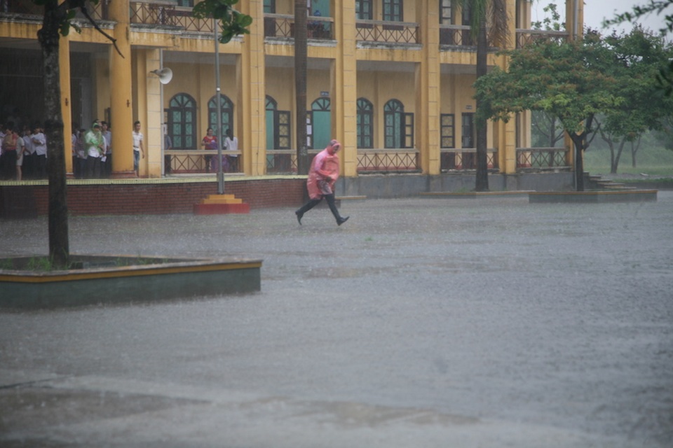Phụ huynh, thí sinh “chôn chân” tại điểm thi vì cơn mưa tầm tã - 4