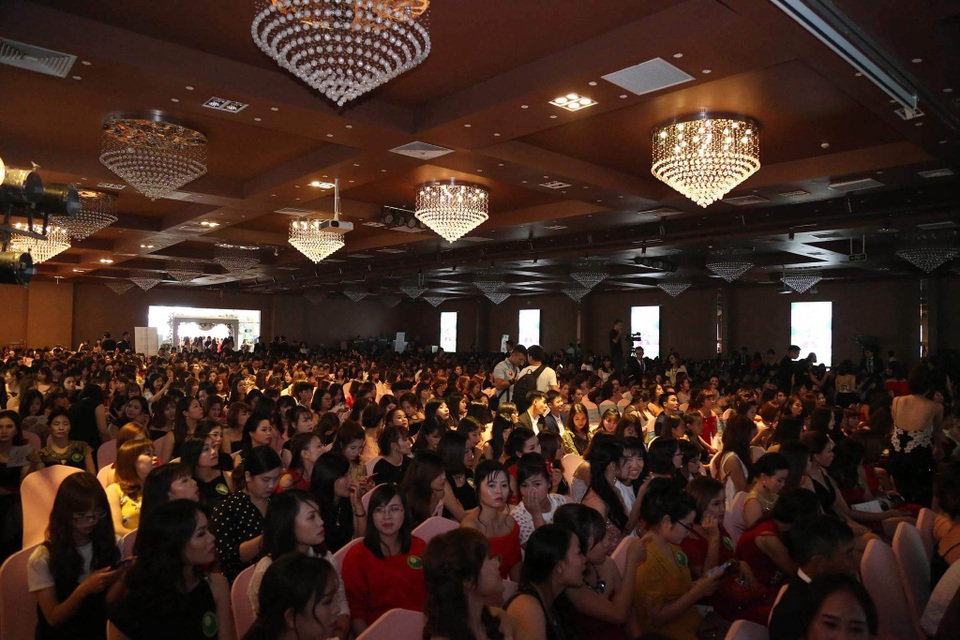 Mỹ phẩm Linh Hương chi mạnh tay tri ân hệ thống - 1
Mỹ Phẩm Linh Hương làm đại tiệc với con số khách mời tham dự lên đến 2000 người .