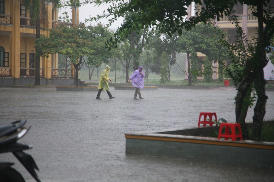 Các giám thị cũng chạy mưa