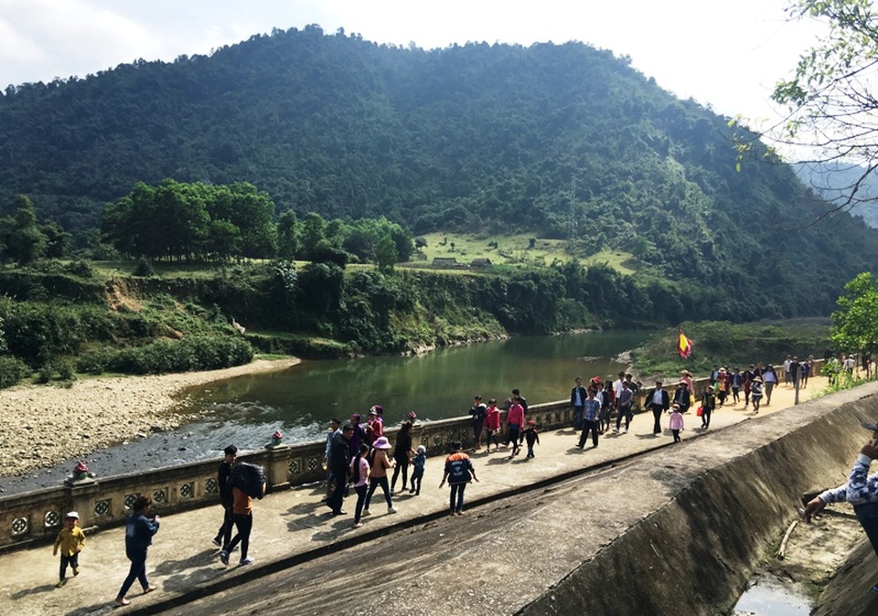 Đầu xuân “lên rừng” vãn cảnh chùa, cầu may - 4 Hàng năm, cứ vào dịp từ đầu tháng Giêng đến tháng 3 Âm lịch, hàng vạn người dân và du khách lại hành hương về Khu di tích Cửa Đạt để dâng hương tưởng nhớ danh nhân Cầm Bá Thước và Bà Chúa thượng ngàn, cầu lộc, cầu tài…
