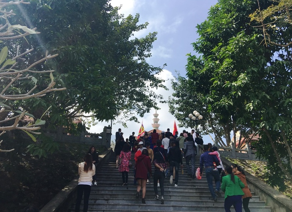 Đầu xuân “lên rừng” vãn cảnh chùa, cầu may - 5 Nằm cách xa trung tâm thành phố Thanh Hóa khoảng 60 km về phía Tây, nơi đây là một quẩn thế danh lam thắng cảnh tuyệt đẹp, không chỉ đáp ứng nhu cầu tâm linh mà cả du lịch sinh thái đối với người dân và du khách thập phương.