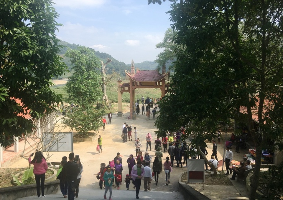 Đầu xuân “lên rừng” vãn cảnh chùa, cầu may - 9 Không chỉ người dân trong vùng mà người dân từ các địa phương khác của tỉnh Thanh Hóa và du khách các tỉnh ngoài thường chọn đây là điểm đến mỗi dịp đầu xuân.
