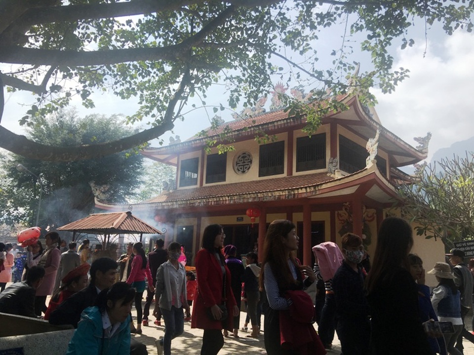 Đầu xuân “lên rừng” vãn cảnh chùa, cầu may - 8 Theo sử sách ghi lại, danh nhân Cầm Bá Thước sinh ra ở huyện Thường Xuân, Thanh Hóa là một trong những người lãnh đạo phong trào Cần Vương, hi sinh khi mới tròn 37 tuổi. Riêng truyền thuyết về Bà Chúa thượng ngàn được sinh ra vào thời nhà Trần có công cứu nạn dân chúng nên được phong thánh cai quản một vùng.