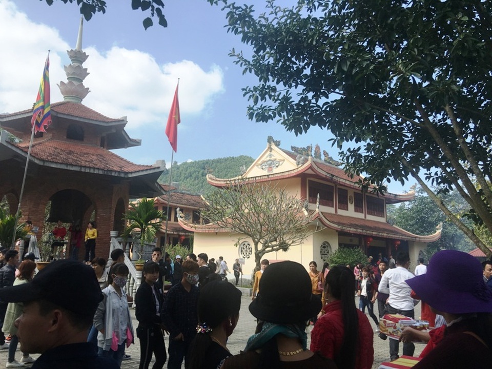 Đầu xuân “lên rừng” vãn cảnh chùa, cầu may - 7 Bắt đầu từ ngày mùng 1 Tết Nguyên đán Đinh Dậu, đã có hàng vạn du khách hành hương về với Khu di tích Cửa Đạt.