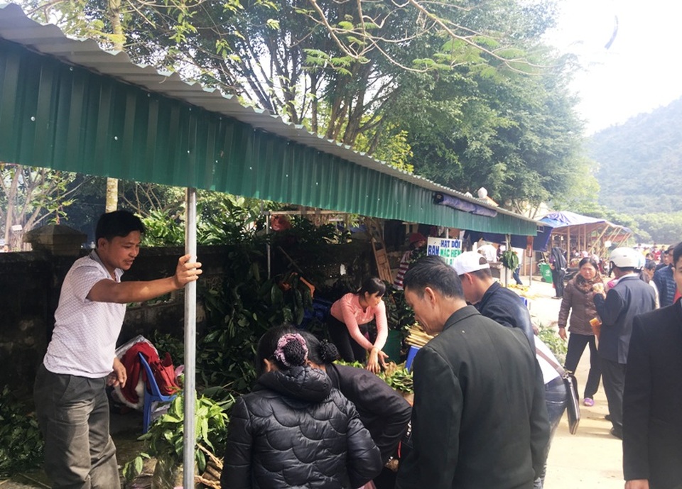 Đầu xuân “lên rừng” vãn cảnh chùa, cầu may - 10 Sau khi dâng hương, vãn cảnh, trước khi ra về, nhiều người dân và du khách thường chọn mua một cành lộc hay một sản vật của địa phương với mong muốn mang may mắn, tài lộc về nhà.