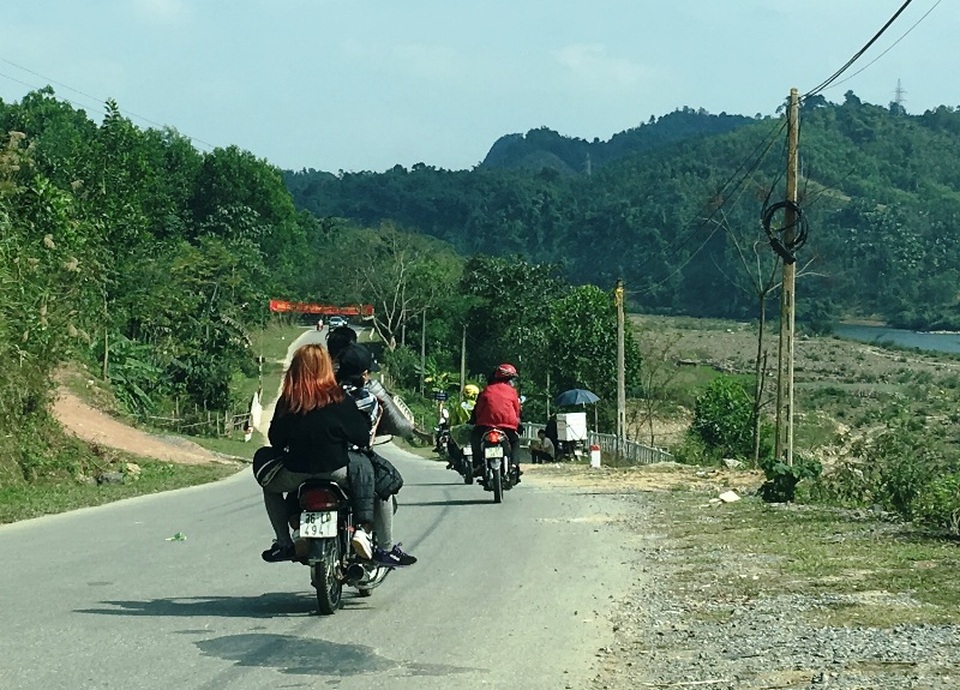 Ngày Tết nhan nhản cảnh người tham gia giao thông không tuân thủ luật - 8 Xem thường tính mạng và sự an toàn của bản thân mình