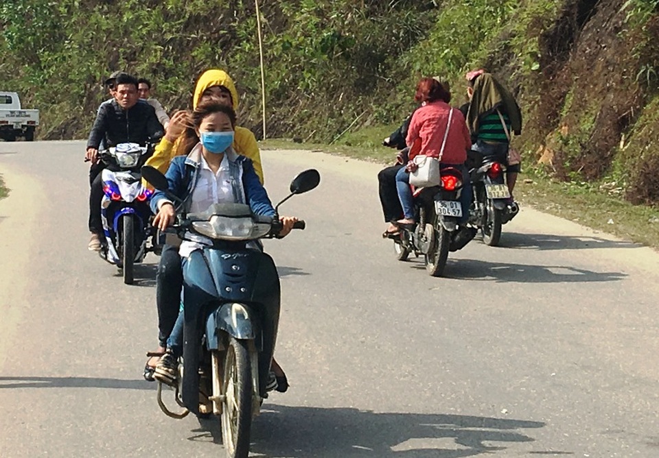 Ngày Tết nhan nhản cảnh người tham gia giao thông không tuân thủ luật - 6
Nhiều người cho rằng ngày Tết không bị lực lượng chức năng xử lý nên ra đường không đội mũ bảo hiểm