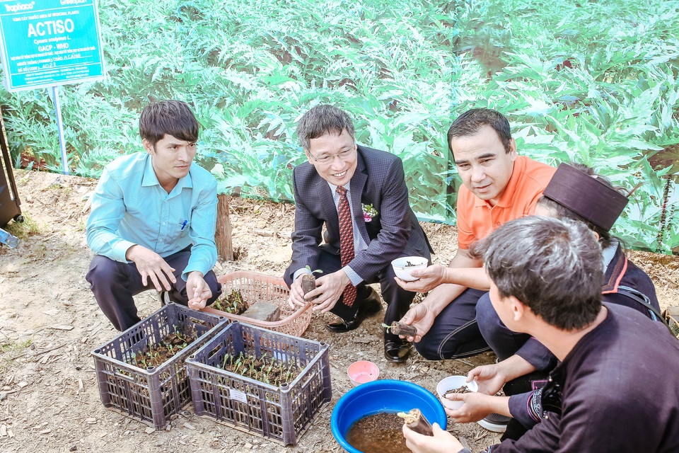 “Ông mối” Quyền Linh hẹn hò Sapa trong chiến dịch mới - 2 “Ông mối” Quyền Linh hẹn hò Sapa trong chiến dịch mới - 2