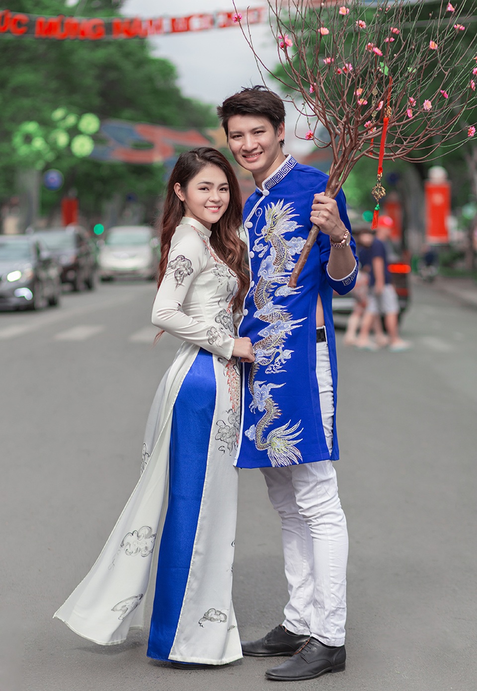 Cặp đôi “đũa lệch” Việt Nam - Na Uy rủ nhau đi dạo phố sắm Tết - 8 Tình cảm của cả hai vẫn luôn khăng khít dù cách nhau hàng ngàn km.