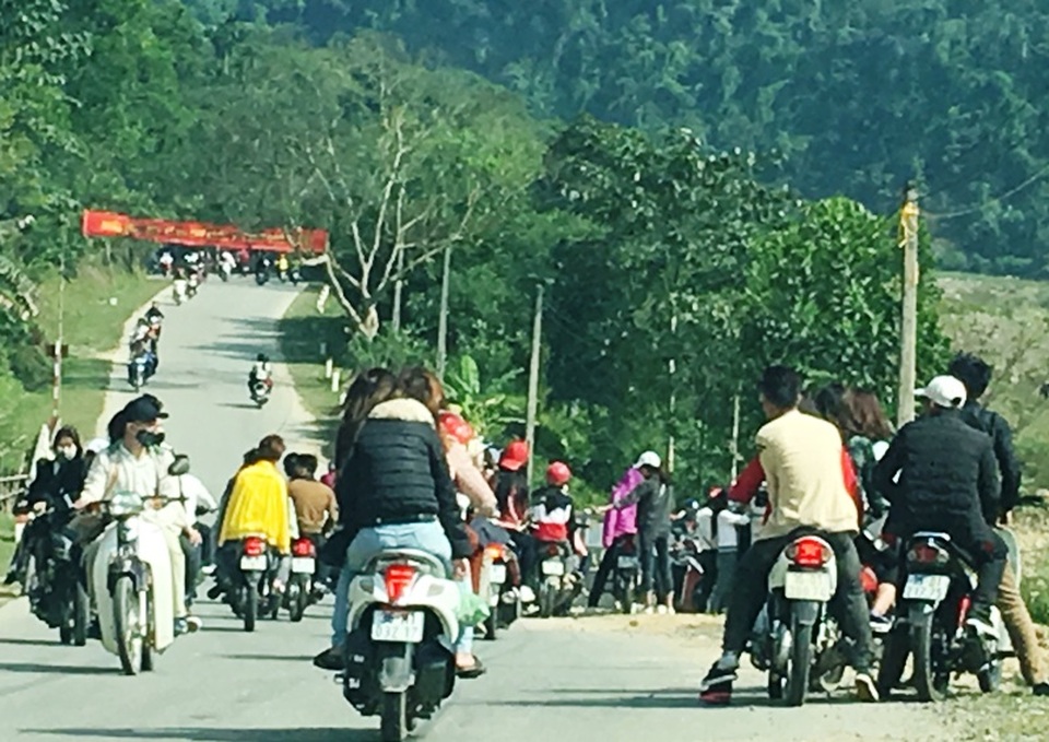 Ngày Tết nhan nhản cảnh người tham gia giao thông không tuân thủ luật - 3
Phần lớn người tham gia giao thông không đội mũ bảo hiểm là thanh niên