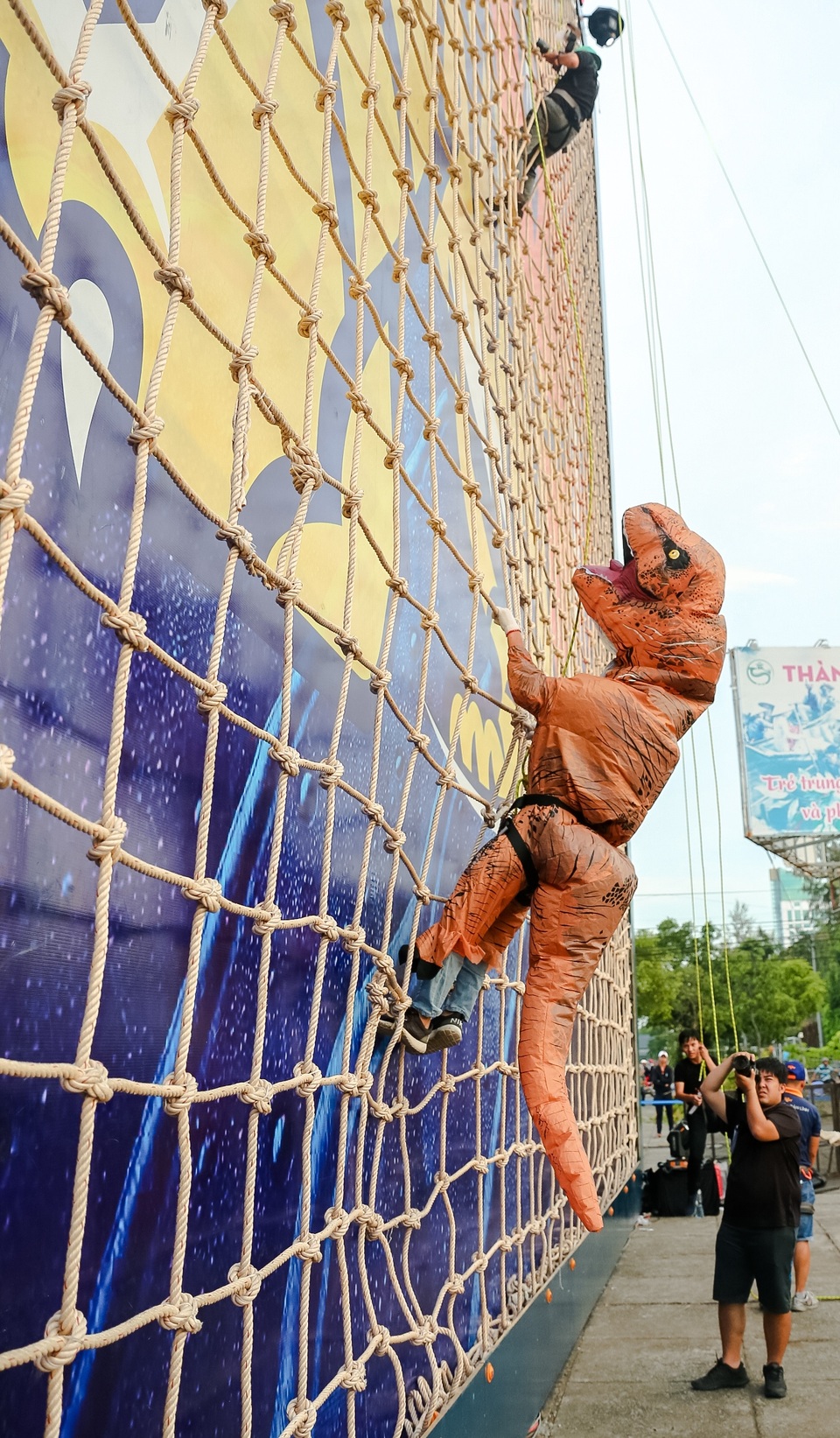 Từng bước, từng bước, khủng long tiến đến đỉnh cao 20m…