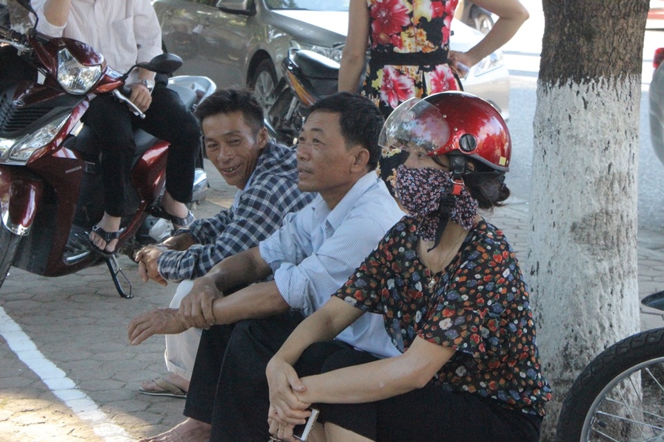 
Phụ huynh đợi ngoài cổng. (Ảnh: Phượng Vũ)

