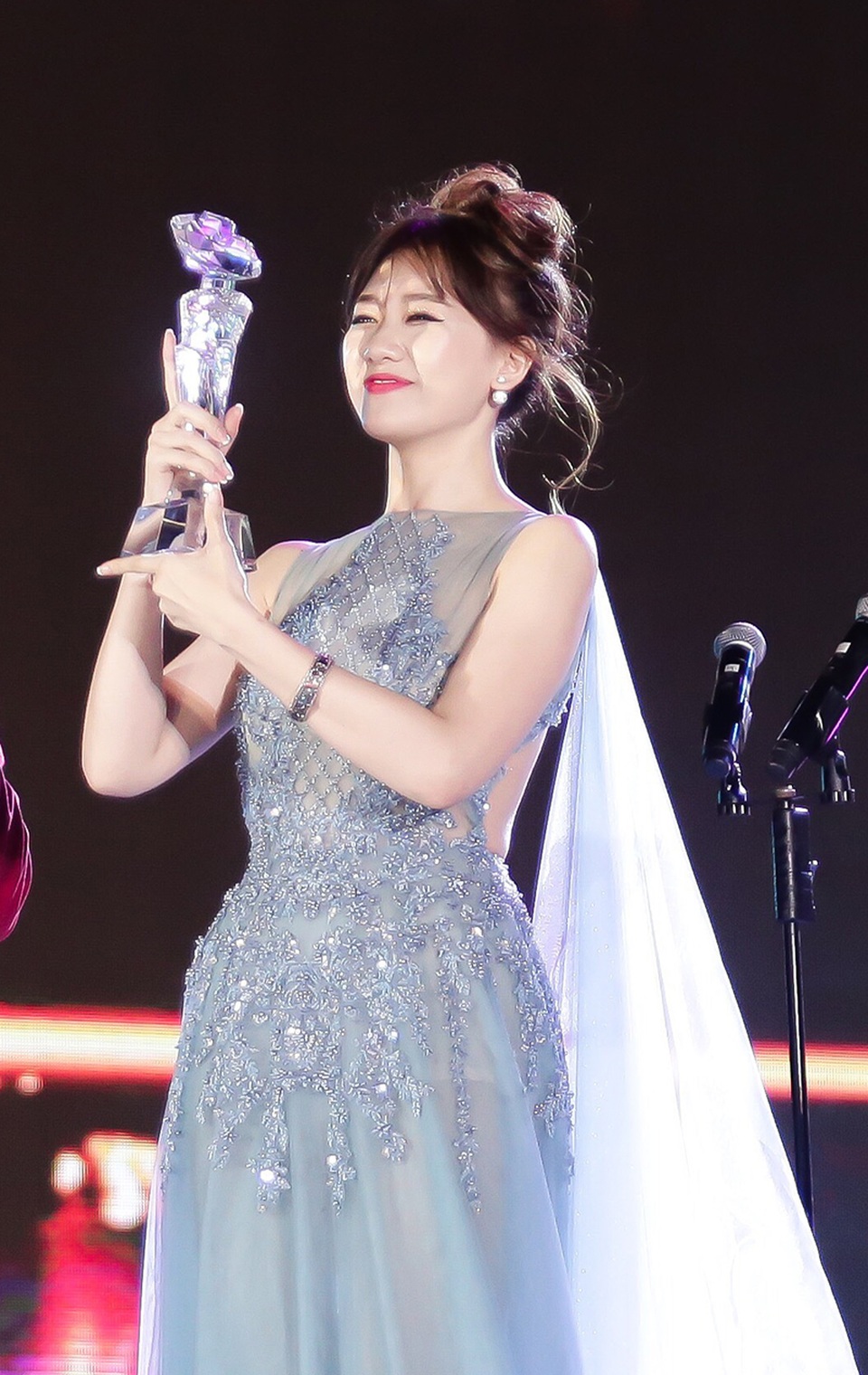 Những gương mặt “mới toanh” trong các giải thưởng cuối năm của showbiz - 7 Hari Won bất ngờ được vinh danh với 2 giải thưởng âm nhạc dành cho ca khúc Anh cứ đi đi.