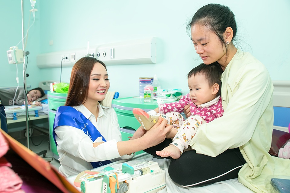 Hình ảnh nghệ sĩ Việt trong những chuyến từ thiện cuối năm - 14 Hình ảnh nghệ sĩ Việt trong những chuyến từ thiện cuối năm - 14