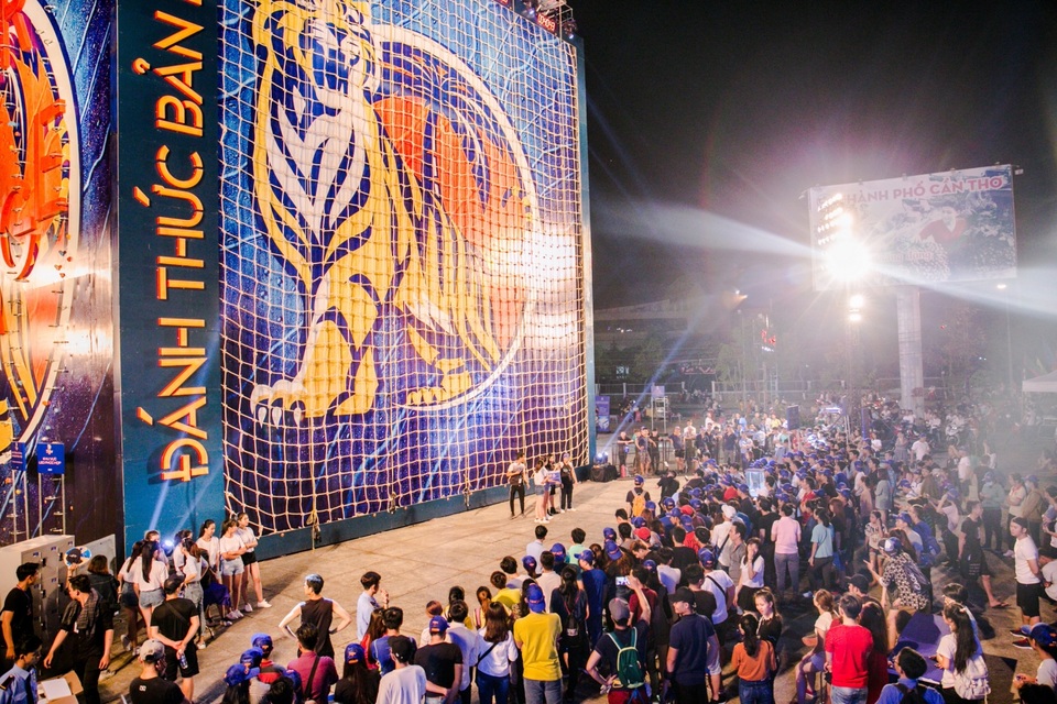 Những người chơi may mắn nhận được iPhone 7 Plus ngay tại sự kiện.