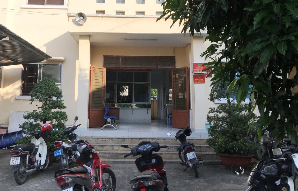 Làm rõ cái chết của người đàn ông tại trụ sở công an phường - 1 Trụ sở Công an phường Tam Bình (nằm cùng khuôn viên trụ sở UBND phường Tam Bình, quận Thủ Đức), nơi xảy ra vụ việc người đàn ông nghi siết cổ tự tử.