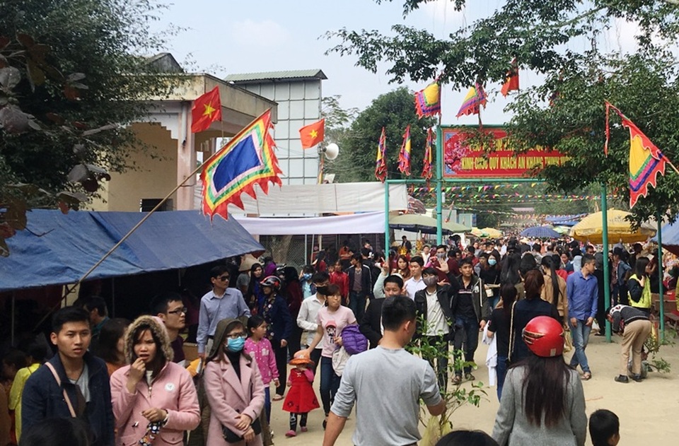 Trèo lan can, nhảy xuống mó lấy “nước thánh” - 2 Hàng năm, bắt đầu từ ngày mùng 1 đến ngày 16 tháng 2 Âm lịch và mùng 1 đến 16 tháng Tám Âm lịch, hàng vạn người dân và du khách thập phương lại hành hương về đây vừa để thắp hương tưởng nhớ những người có công và cầu may cầu cho một năm mới nhiều may mắn, mùa màng tốt tươi, nhân khang vật thịnh, gia đình khoẻ mạnh.