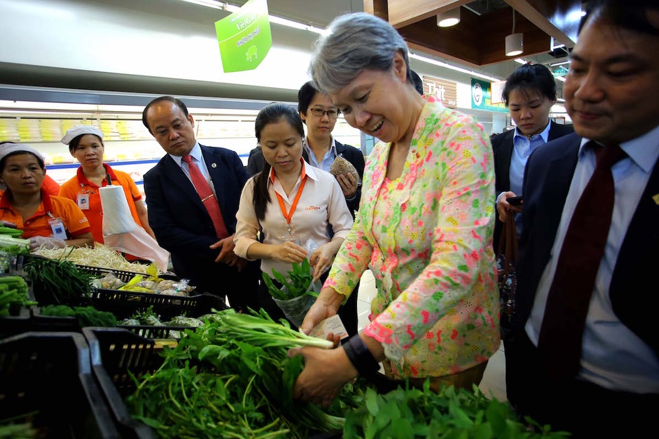 Vợ chồng Thủ tướng Lý Hiển Long dạo thăm siêu thị, tìm hiểu giá cả thực phẩm - 6
Thủ tướng Singapore cùng phu nhân chăm chú nghe nhân viên giới thiệu về nguồn gốc các mặt hàng, thậm chí hỏi giá từng loại...