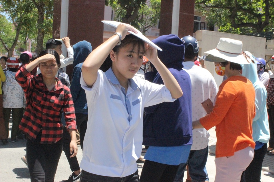 Đề tiếng Anh: Học sinh trung bình khó giành điểm 6 - 3
Nắng nóng khiến thi sinh khá mệt mỏi