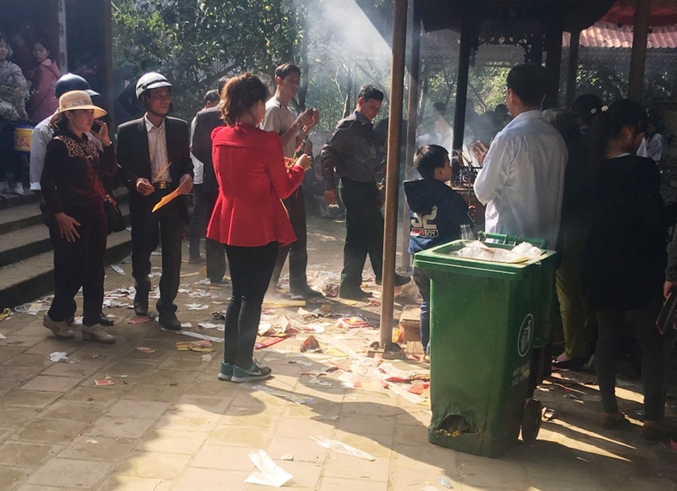 Trèo lan can, nhảy xuống mó lấy “nước thánh” - 11 Bên cạnh những nét đẹp văn hoá, tâm linh, nhiều người đến đây còn vứt rác bừa bãi trong khuôn viên khu di tích, mặc dù ban quản lý đã bố trí thùng rác trong khuôn viên, điều này tạo ra những hình ảnh chưa đẹp mắt về lễ hội.