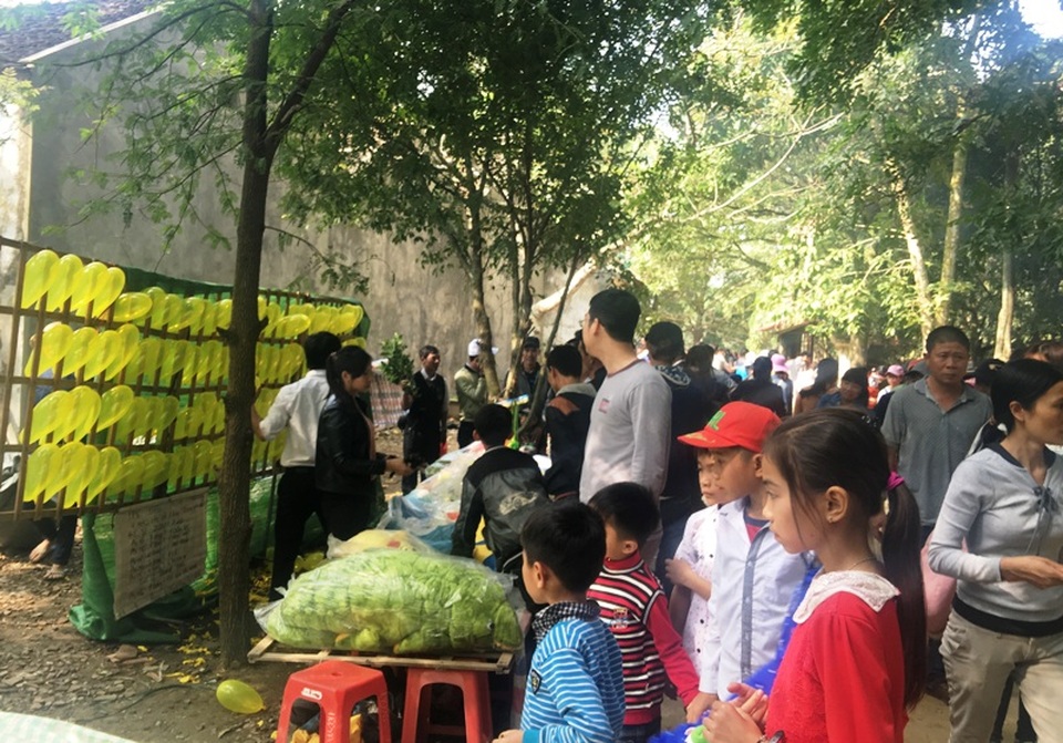 Trèo lan can, nhảy xuống mó lấy “nước thánh” - 12 Nhiều trò đỏ đen còn tồn tại vẫn chưa được dẹp bỏ