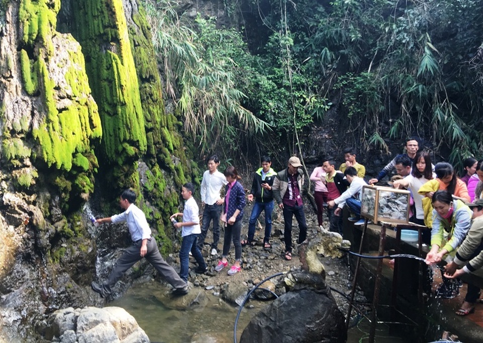 Trèo lan can, nhảy xuống mó lấy “nước thánh” - 7 Nhiều người còn trèo qua lan can, nhảy xuống tận mó nước để rửa tay, lấy nước thánh.