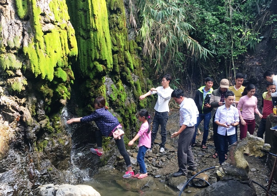 Trèo lan can, nhảy xuống mó lấy “nước thánh” - 6 Trèo lan can, nhảy xuống mó lấy “nước thánh” - 6