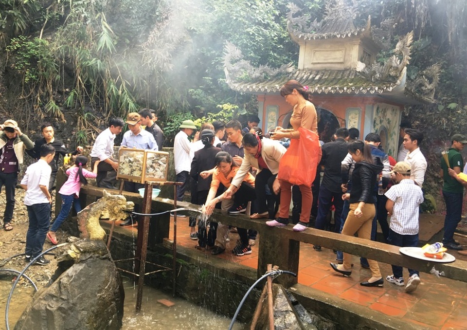 Trèo lan can, nhảy xuống mó lấy “nước thánh” - 8 Thậm chí đứng cả trên lan can để lấy nước