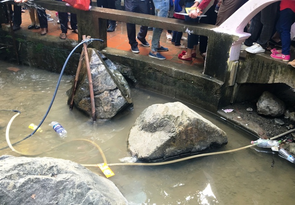 Trèo lan can, nhảy xuống mó lấy “nước thánh” - 10 Nhiều người dân và du khách còn vứt cả chai lọ, cây hương xuống mó nước.