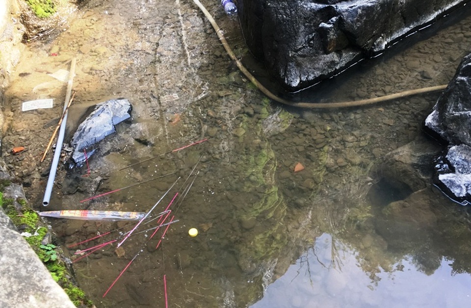Trèo lan can, nhảy xuống mó lấy “nước thánh” - 9 Trèo lan can, nhảy xuống mó lấy “nước thánh” - 9