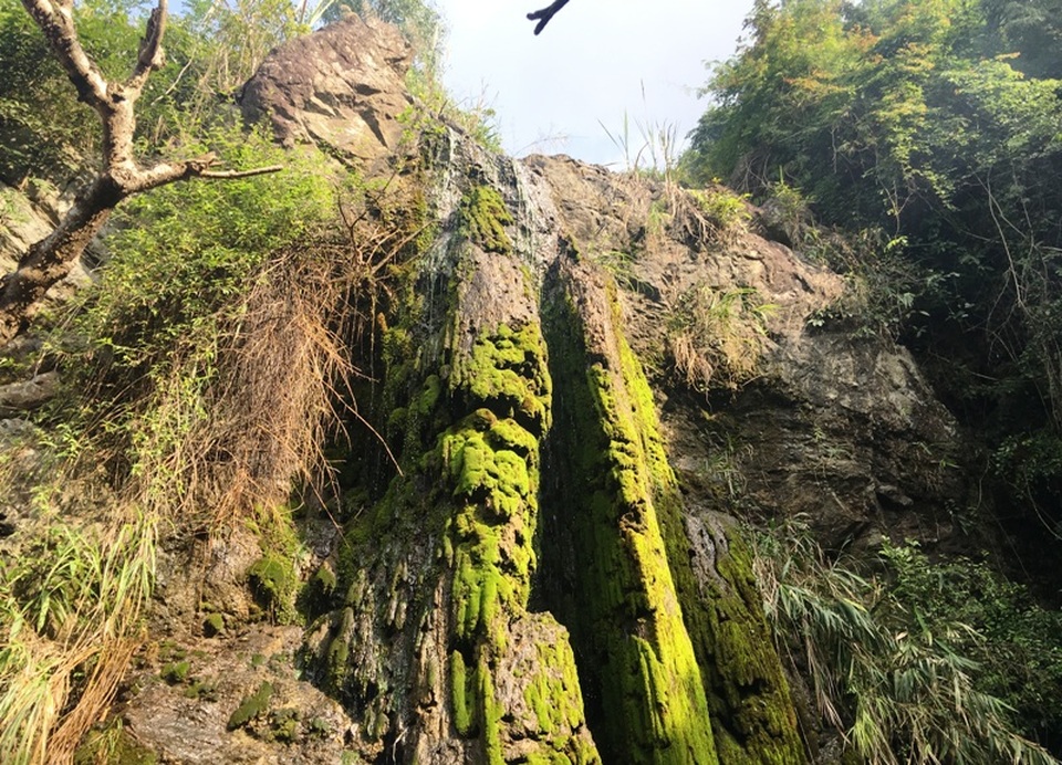 Trèo lan can, nhảy xuống mó lấy “nước thánh” - 4 Na Sơn vốn là đỉnh cao nhất trong dãy núi Nưa, điều đặc biệt là từ trên đỉnh núi cao có một mạch nước ngầm trào tuôn trong vắt, mát rượi chảy xuống núi từ phía sau đền Thượng.