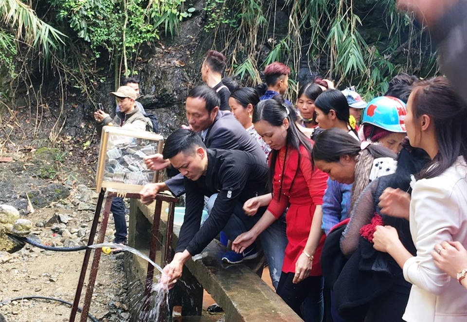 Trèo lan can, nhảy xuống mó lấy “nước thánh” - 5 Với quan niệm xin được nước thánh tại đây mang về, hoặc rửa tay, mặt mũi sẽ đem lại nhiều may mắn trong năm mới nên khu vực đền Thượng và mó nước lúc nào cũng chật cứng người đứng cầu khấn và chen nhau lấy “nước thánh”.