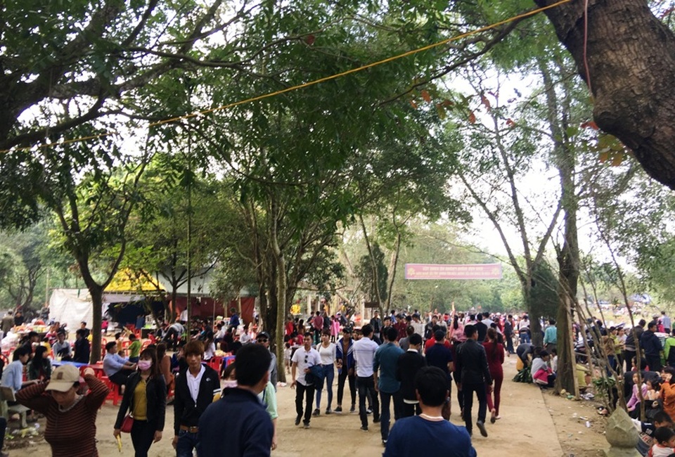 Trèo lan can, nhảy xuống mó lấy “nước thánh” - 3 Lễ hội Phủ Na đã trở thành nét sinh hoạt văn hóa tâm linh của nhân dân xứ Thanh nói riêng và du khách thập phương nói chung mỗi dịp Tết đến, xuân về. Những ngày đầu xuân Đinh Dậu đã có hàng vạn du khách về với Phủ Na để dâng hương, thưởng ngoạn cảnh đẹp nơi đây.