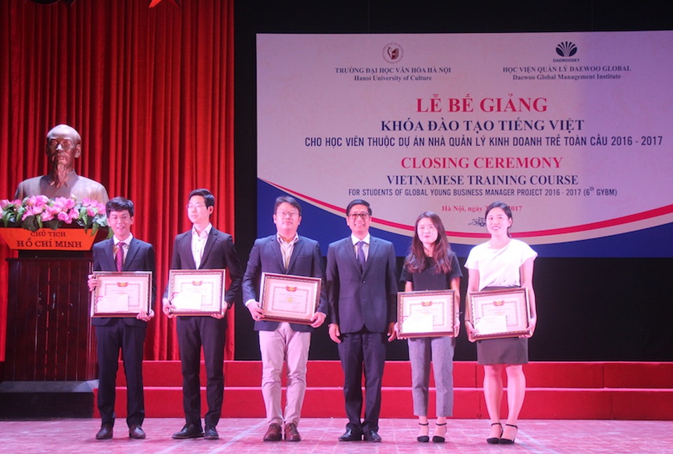 86 học viên Hàn Quốc tốt nghiệp khóa đào tạo tiếng Việt dự án “Nhà quản lý kinh doanh trẻ toàn cầu GYBM” - 2 
PGS.TS Nguyễn Văn Cương - Hiệu trưởng Nhà trườngtrao giấy khen của Trường Đại học Văn hóa Hà Nội cho 5 học viên xuất sắc.