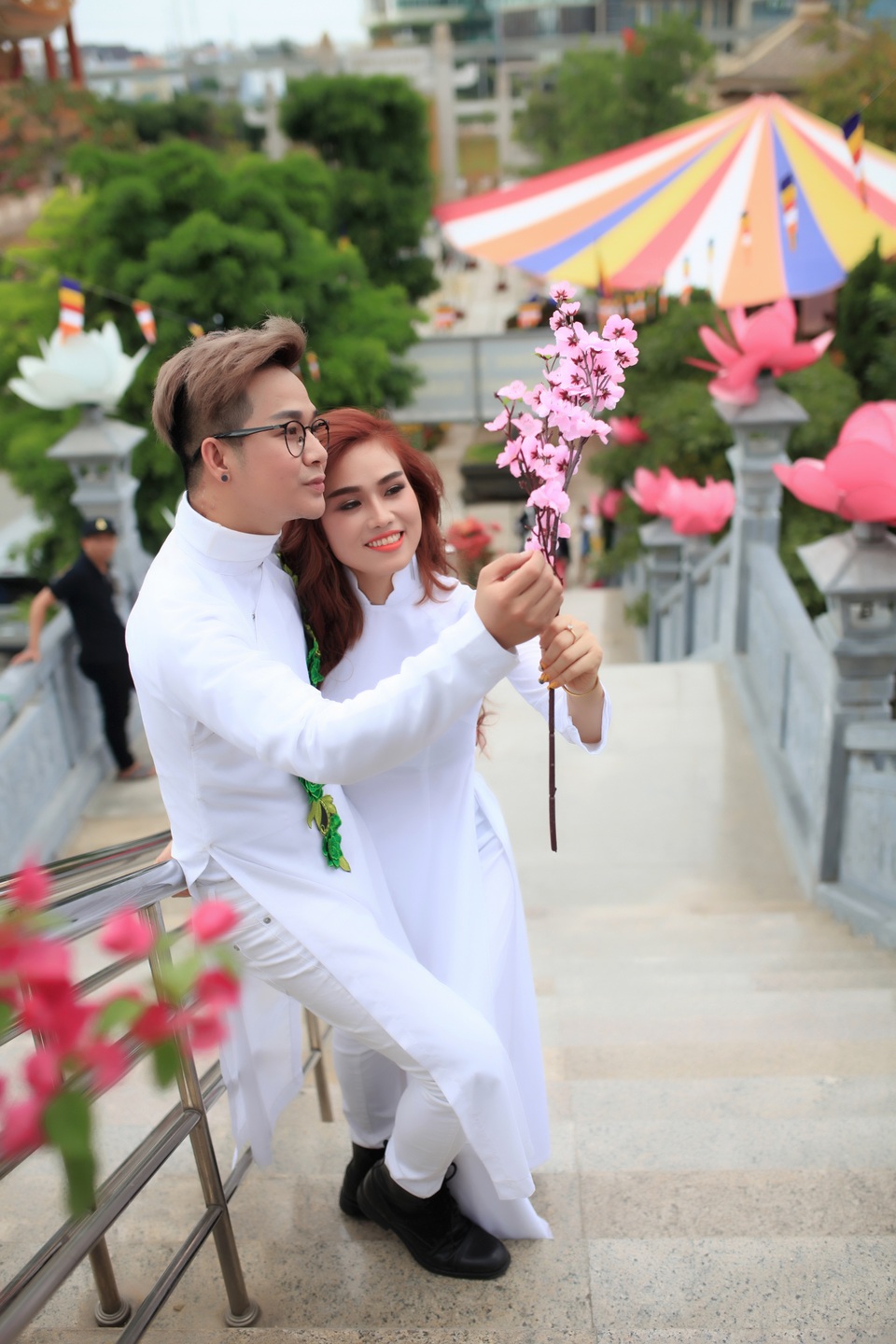 
Tôi thì chạy show tối ngày, bạn gái tôi đi đi về về giữa Úc và Việt Nam, chúng tôi tranh thủ từng phút để ở bên nhau, nam ca sỹ Anh mong em hiểu chia sẻ
