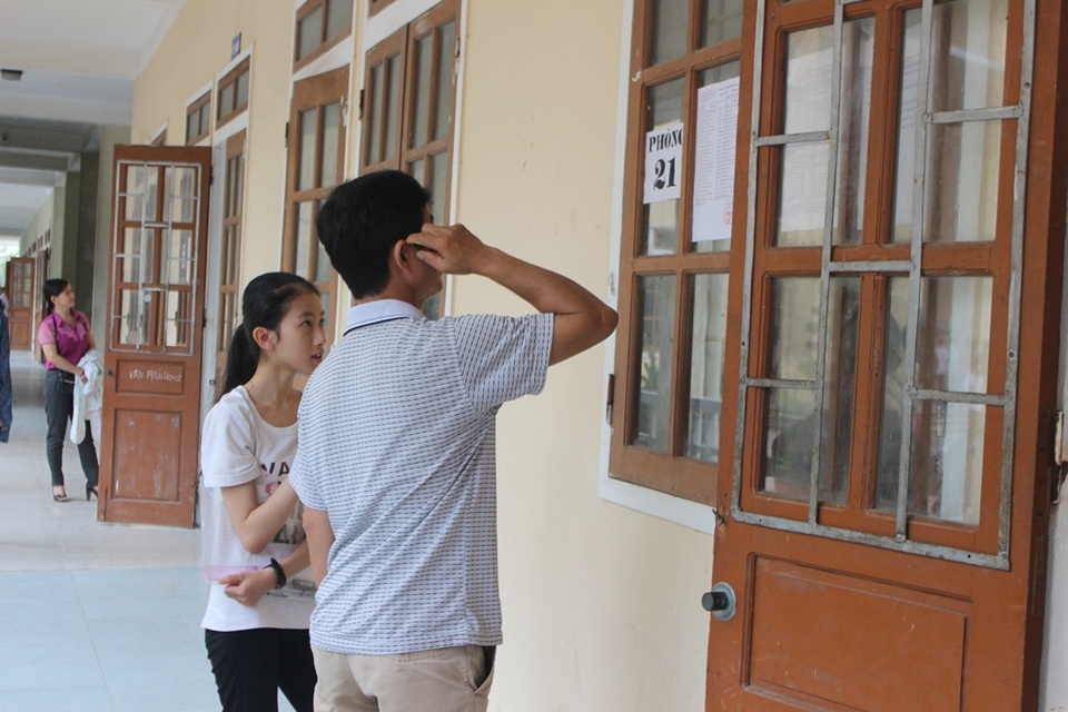 Hà Tĩnh: Hơn 700 thí sinh chuẩn bị bước vào thi khối chuyên - 2 Phụ huynh đến sớm xem số báo danh và phòng thi cùng con