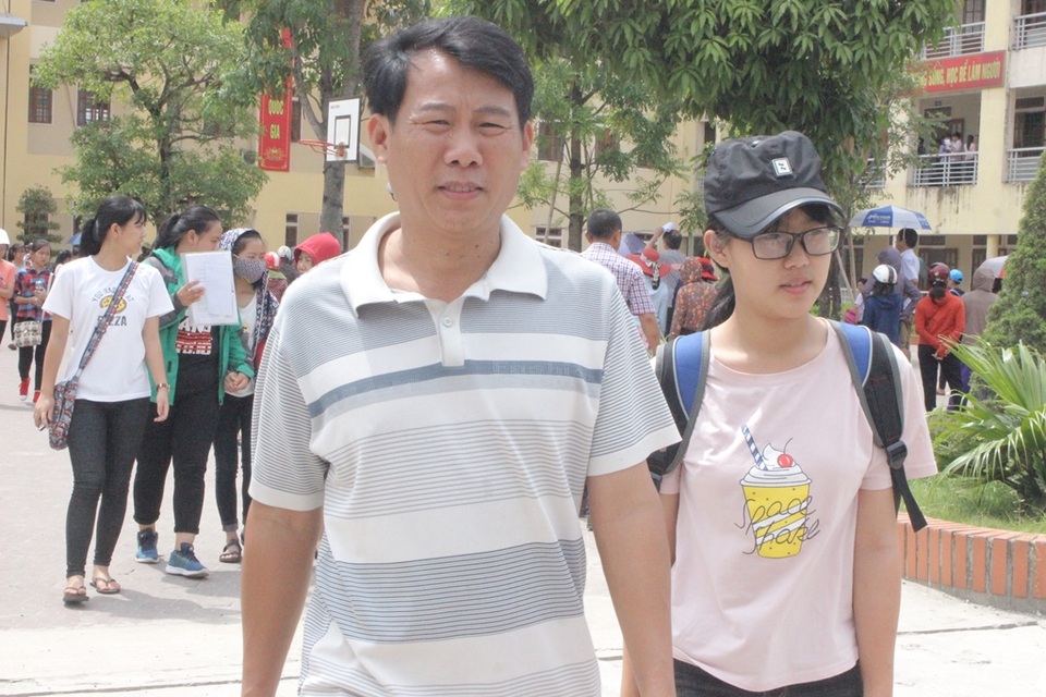 Hà Tĩnh: Không đọc kỹ đề, nhiều thí sinh sợ mất điểm môn tiếng Anh - 2 Sáng nay, thời tiết mát mẻ tạo điều kiện thuận lợi cho phụ huynh và thi sinh đi thi