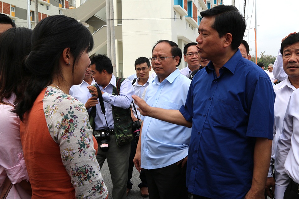 TPHCM học Bình Dương cách xây nhà ở cho người thu nhập thấp - 2 Bí thư Thành uỷ TP.HCM Đinh La Thăng và lãnh đạo tỉnh Bình Dương đến thăm khu NOXH và trò chuyện với người dân.