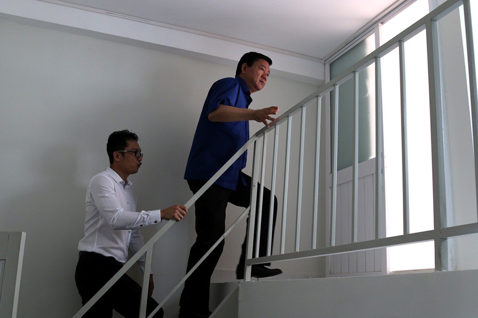 TPHCM học Bình Dương cách xây nhà ở cho người thu nhập thấp - 3 Bí thư Đinh La Thăng khảo sát 1 căn NOXH.